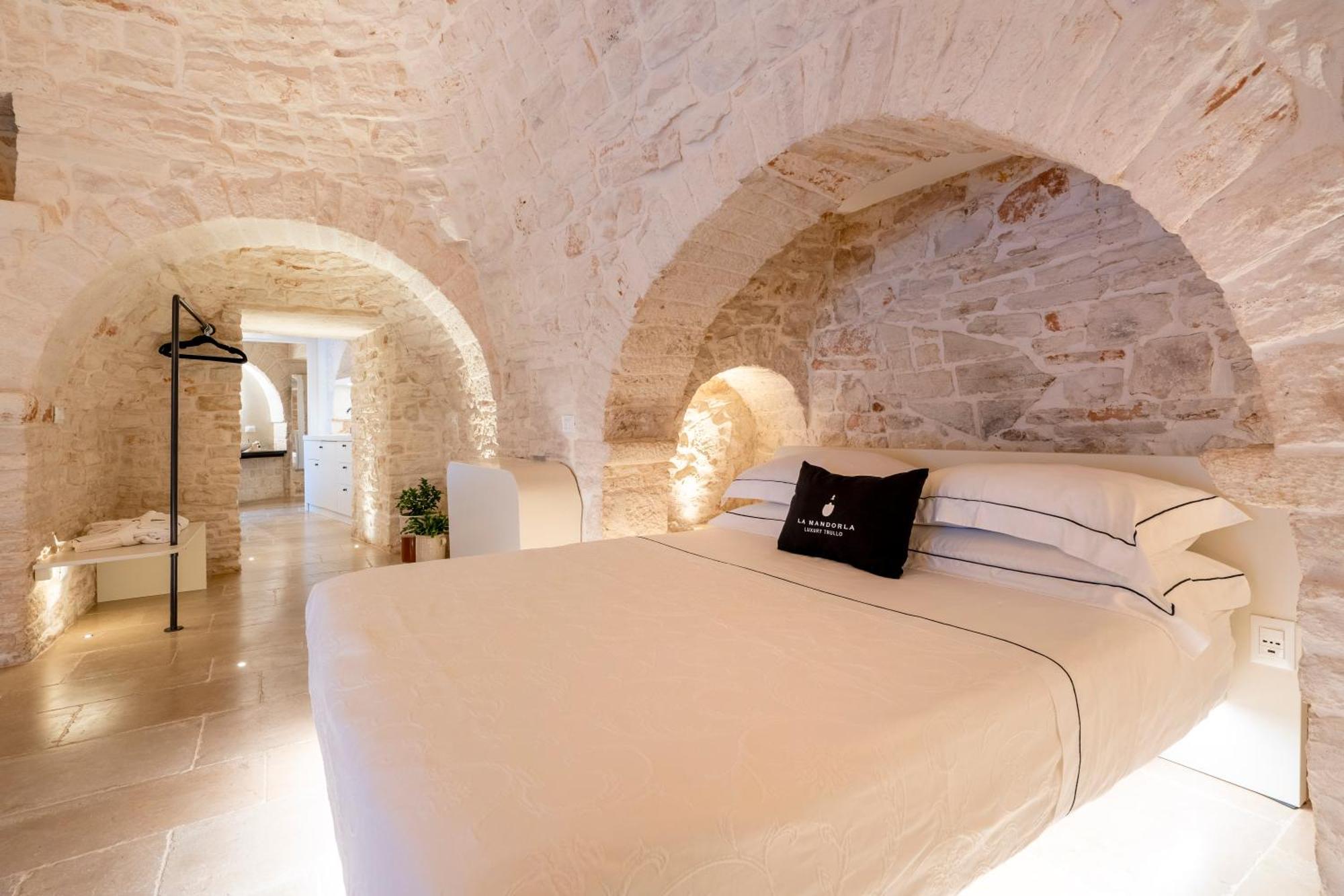 La Mandorla Luxury Trullo Bed & Breakfast Alberobello Exterior photo