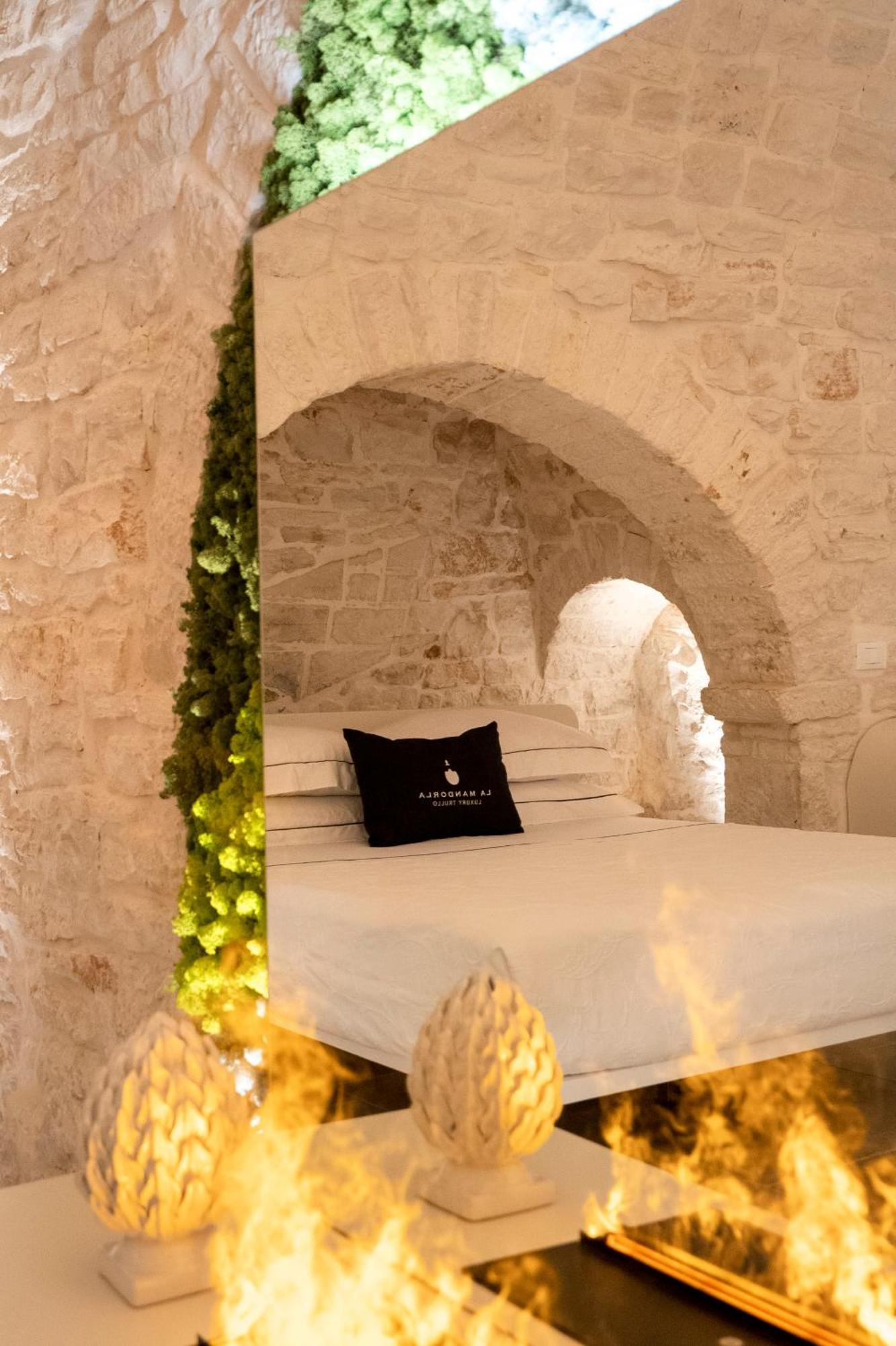 La Mandorla Luxury Trullo Bed & Breakfast Alberobello Exterior photo